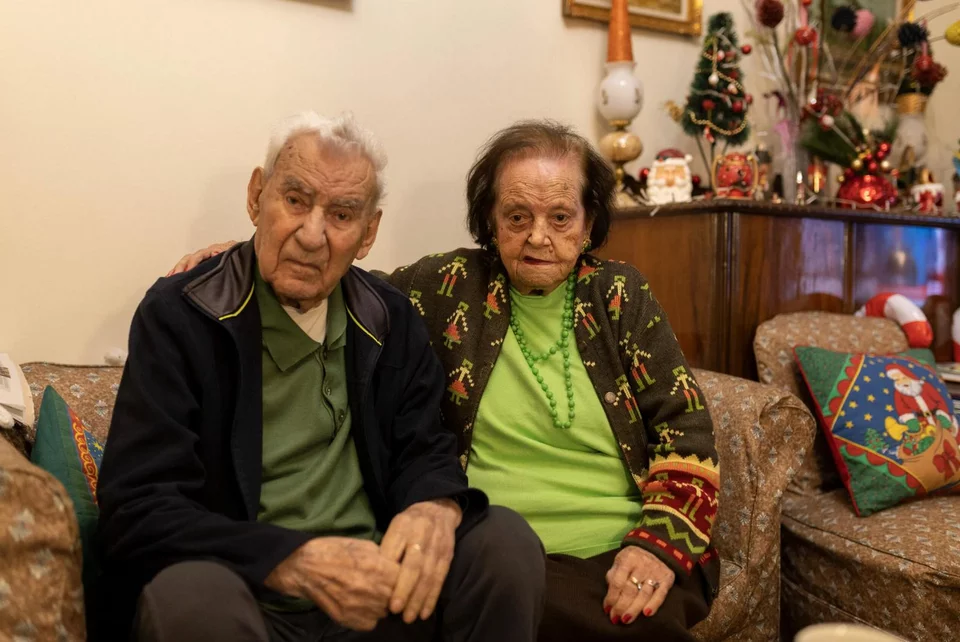 93χρονη γιαγιά από την Αθήνα, πλέκει κασκόλ, τα δωρίζει σε παιδιά μέχρι και στην Ουκρανία και κάνει ποιο όμορφες τις ζωές τους