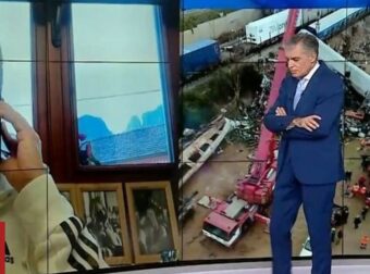 Τέμπη: Η στιγμή που ο Ευαγγελάτος βουρκώνει στον αέρα έχοντας απέναντί του τον πατέρα της Αναστασίας