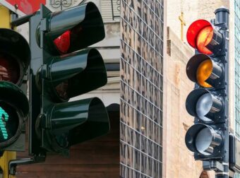 Ήρθε το νέο 4ο χρώμα στα φανάρια κυκλοφορίας: Αυτή είναι η λειτουργία του – Πώς θα κερδίζουμε χρήματα