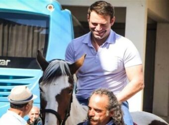 Πραγματικός Καβαλάρης ο Στέφανος Κασσελάκης: Του χάρισαν άλογο, ξεκίνησε τις βόλτες και τον καμάρωσε όλο το χωριό