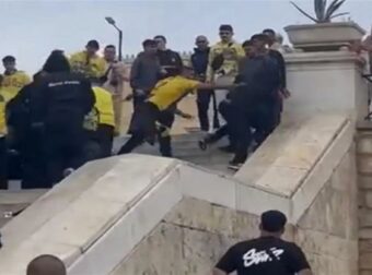 Απαράδεκτες εικόνες στην «καρδιά» της Αθήνας: Η στιγμή που οπαδοί της Μακάμπι χτυπούν άνδρα έξω από το μετρό στο Σύνταγμα (video)