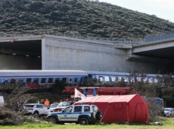 Τραγωδία στα Τέμπη: Ούτε μία ούτε δύο, αλλά 20 ελλείψεις οδήγησαν στο δυστύχημα – Οι ευθύνες και η εικόνα που δείχνει πώς κονιορτοποιήθηκαν τα βαγόνια