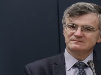 Ο Σωτήρης Τσιόδρας ξανά στο προσκήνιο με αφορμή τον εμβολιασμό ενηλίκων